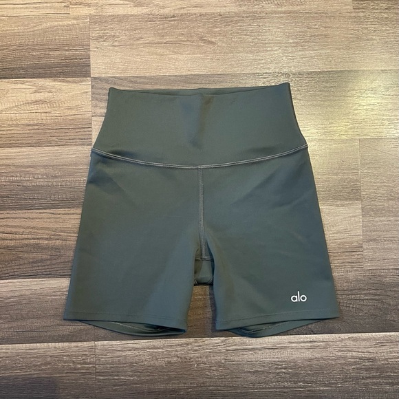 Alo Yoga 5” Airlift Energy Short in Dark Cactus size S Small - Picture 2 of 7